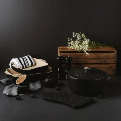 Baccarat Le Connoisseur 29cm Cast Iron Round French Oven With Lid Black 6.3L -Cookware Shop PCP 1027443 5